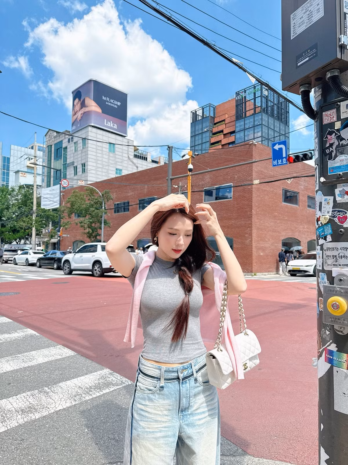 Sam lên đồ trẻ trung dạo phố Seoul, Hàn Quốc. Ảnh: FB Sam