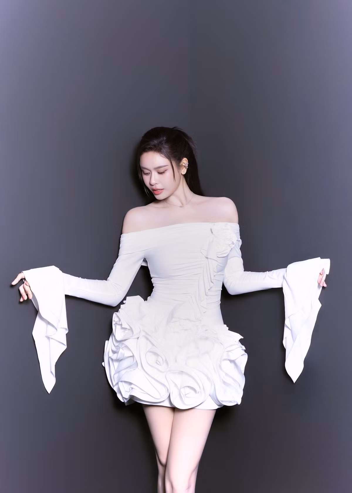 Trương Quỳnh Anh sinh năm 1989. Cô sinh con đầu lòng – bé Cát An (Sushi) – với ca sĩ Tim vào năm 2010. Tuy nhiên, cuộc hôn nhân sớm rơi vào rạn nứt khi đám cưới chưa kịp diễn ra. Sau khi chia tay, cô trở thành mẹ đơn thân và một mình nuôi dạy con trai.