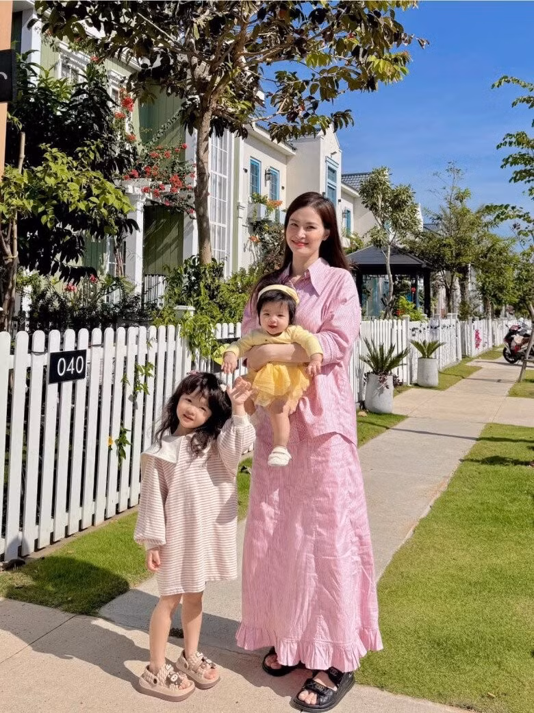 Đông Nhi và Ông Cao Thắng kết hôn vào năm 2019, là một trong những cặp đôi “vàng” của làng giải trí Việt. Trước khi về chung nhà, cả 2 từng có 10 năm hẹn hò.