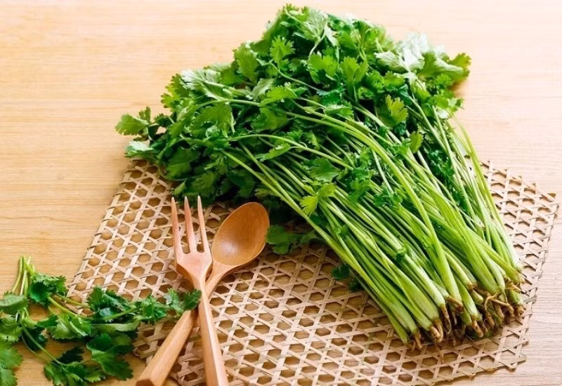 Mùi tây giàu vitamin C, K, folate và apigenin – hợp chất hỗ trợ tim mạch và bảo vệ tế bào. Tinh dầu tự nhiên trong rau giúp lợi tiểu nhẹ, giảm đầy hơi và thanh lọc cơ thể.