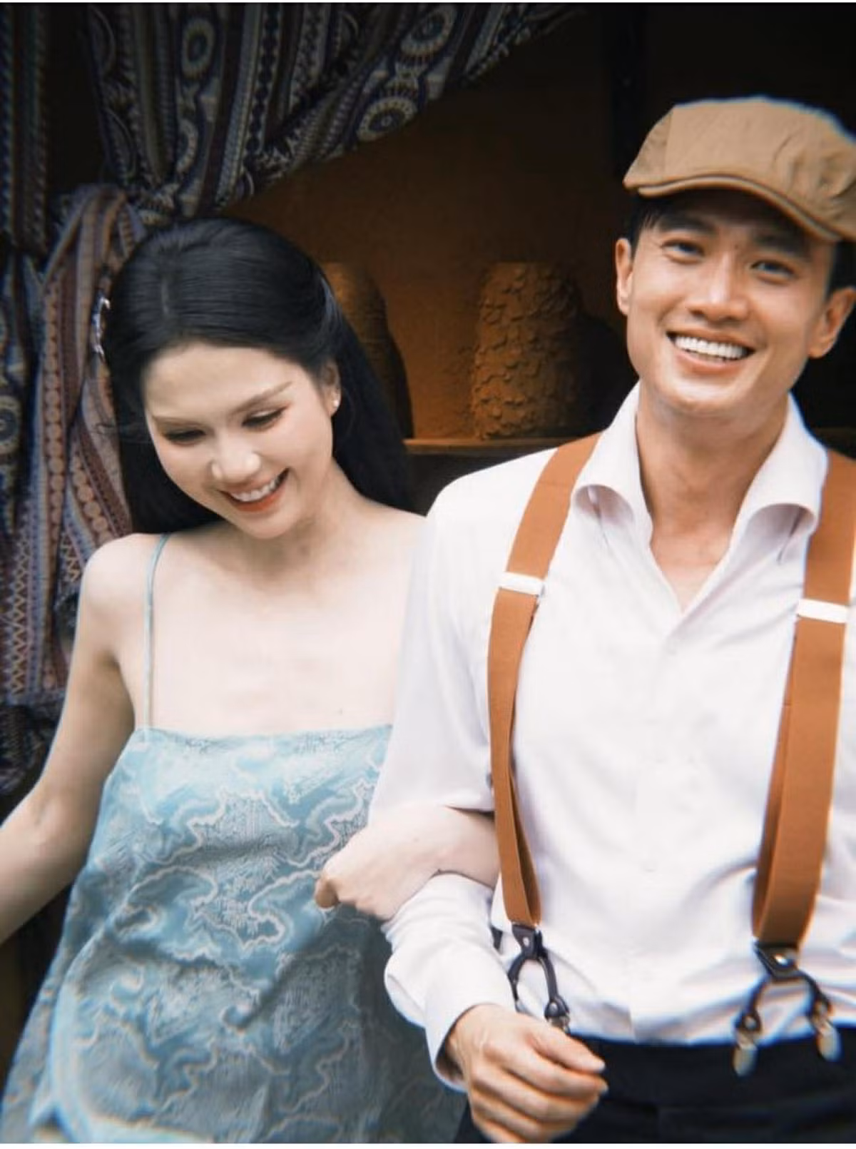 Chưa dừng lại ở đó, một buổi livestream khác càng khiến tin đồn lan rộng khi Quốc Trường bất ngờ mang bánh kem xuất hiện, phía sau còn lộ hình ảnh cổng cưới với dòng chữ “vu quy”. Khoảnh khắc này lập tức gây bão trên TikTok, kéo theo nhiều đồn đoán về chuyện cầu hôn.