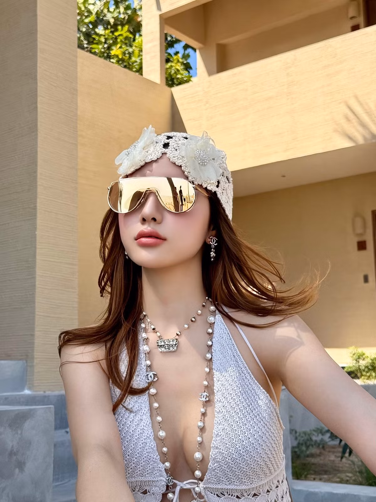 Hạnh Sino mới đây chia sẻ hình ảnh diện áo khoét sâu, hở bạo, để lộ thềm ngực gợi cảm. Ảnh: FB Hạnh Sino