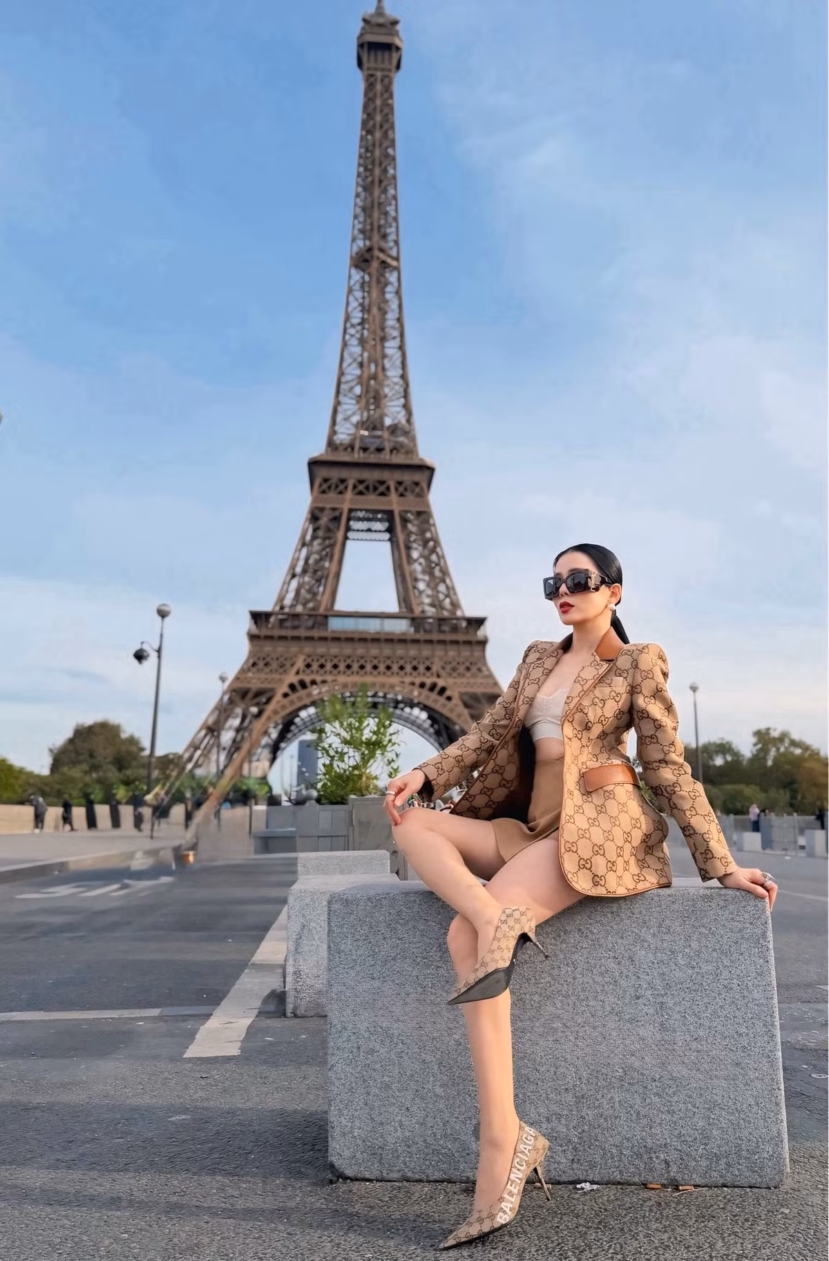 Lệ Quyên diện 'cây' đồ hàng hiệu từ đầu đến chân, chụp hình bên tháp Eiffel. Ảnh: FB Lệ Quyên