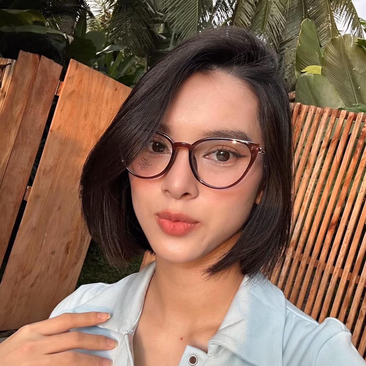 Cô vẫn giữ được làn da rạng rỡ, thần thái cuốn hút và vẻ tươi tắn. Không ít người nhận xét bà mẹ hai con ngày càng mặn mà, đằm thắm và toát lên sức hút đặc biệt.