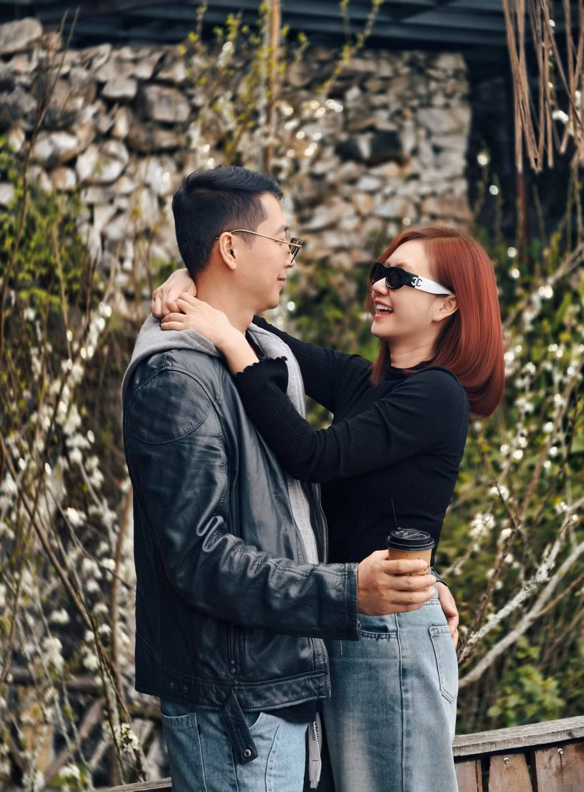 Trên trang cá nhân, Hương Giang còn chia sẻ quan điểm về hôn nhân. Cô cho rằng mỗi người nên tận hưởng cuộc sống theo cách của riêng mình, không nên quá áp lực bởi những kỳ vọng hay lo lắng thường thấy. Chính sự điềm tĩnh và lạc quan đã giúp cô giữ được sự an yên trong cuộc sống gia đình.