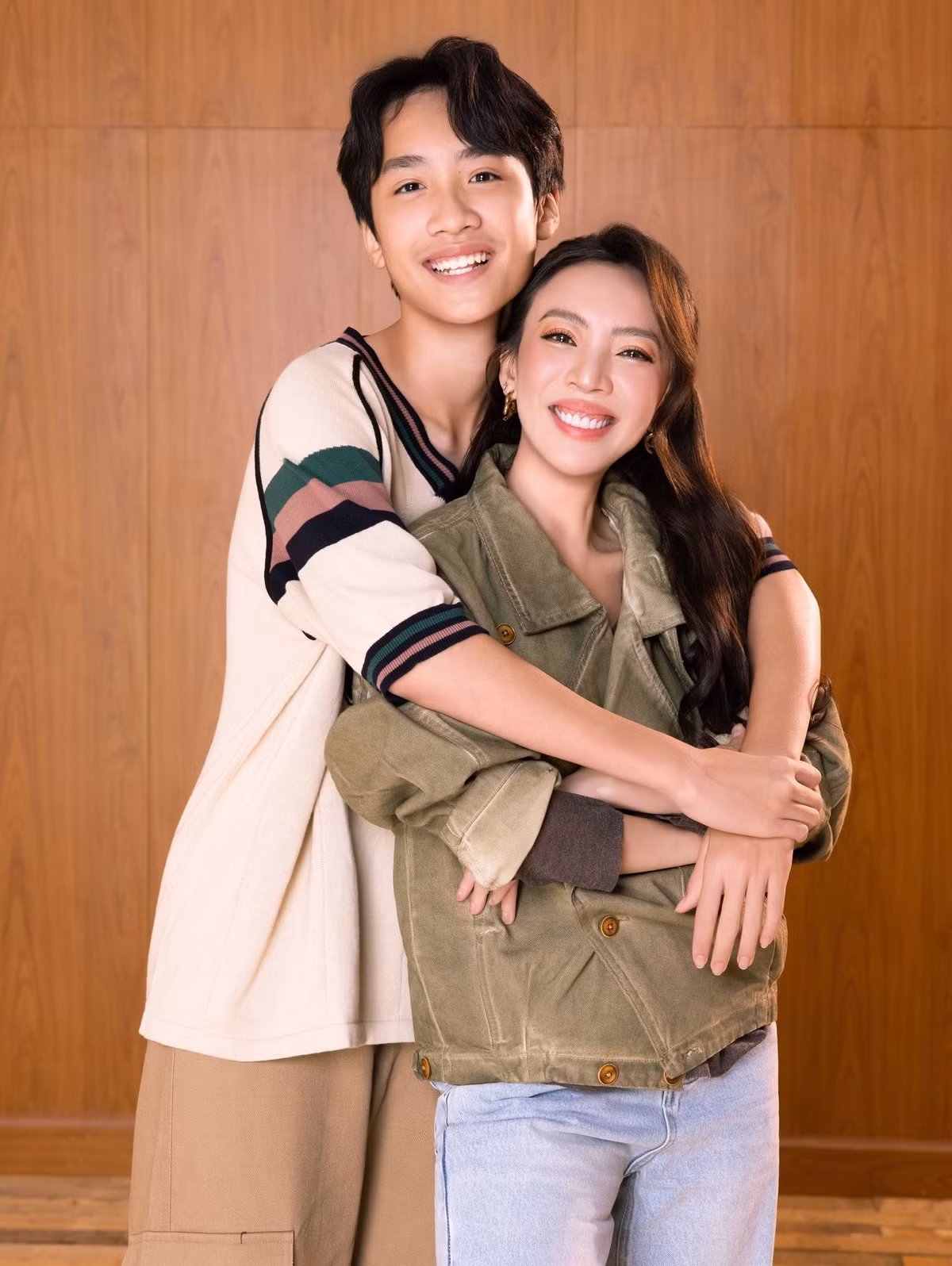 Diễn viên hài Thu Trang hạnh phúc vì quý tử không chỉ cao lớn mà còn "quá tình cảm, luôn muốn mẹ vui nên hay chọc mẹ cười". Ảnh: FB Thu Trang