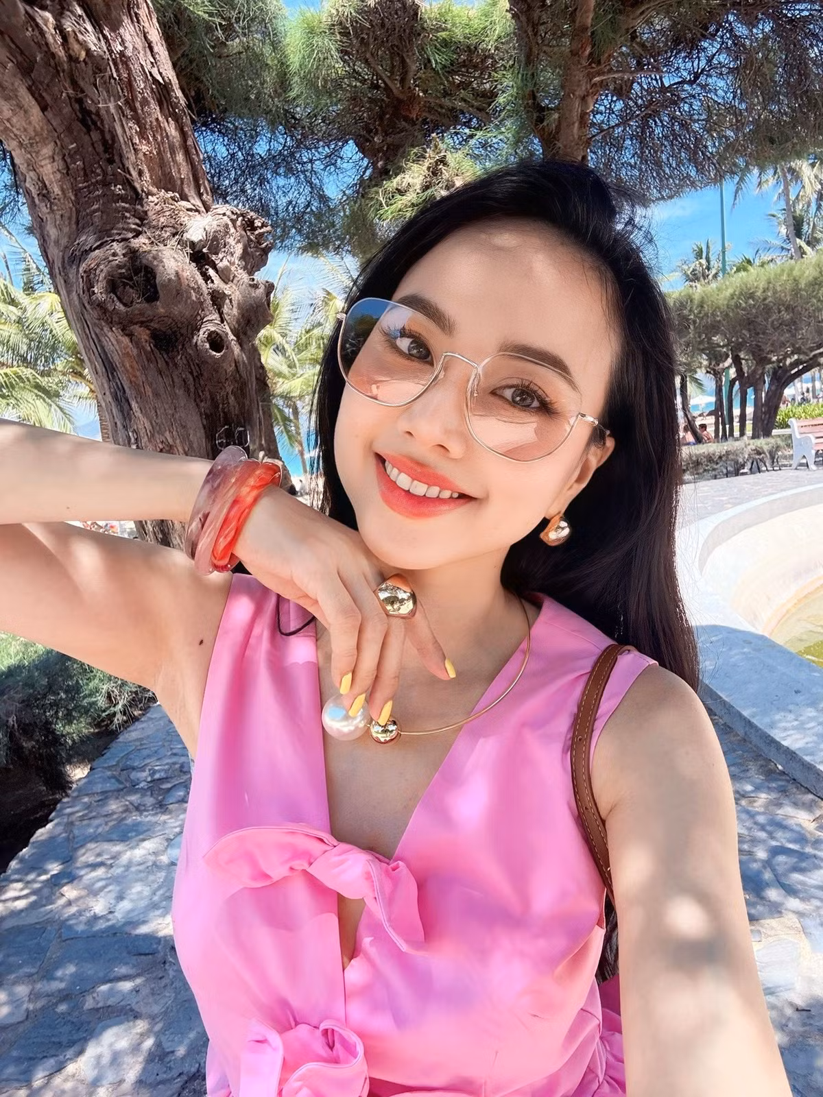 Người hâm mộ để lại nhiều bình luận khen ngợi: “Đẹp mặn mà, cuốn hút”, “41 tuổi mà vẫn trẻ trung như đôi mươi”, “Xương quai xanh cực phẩm”.