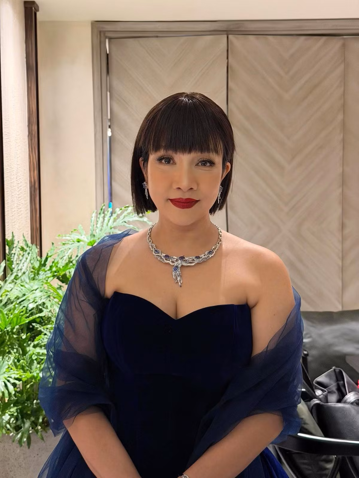 Ca sĩ Mỹ Tâm với diện mạo lạ. Trong lần này, diva Mỹ Linh diện váy dạ hội tông tối dáng cúp ngực, mang lại tổng thể trang nhã, sang trọng nhưng cũng không kém phần gợi cảm. Ảnh: FB Mỹ Linh