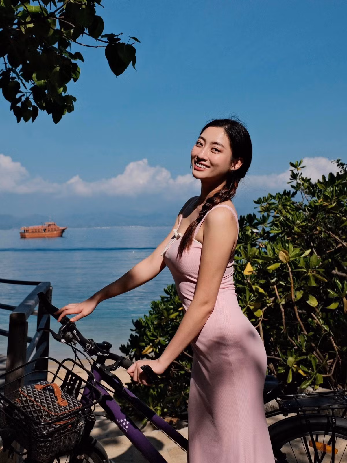 Lương Thùy Linh tôn đường cong cùng chiếc đầm thun. Ảnh: FB Lương Thùy Linh