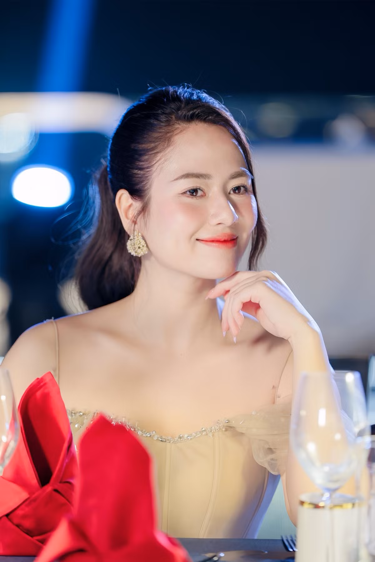 Nữ diễn viên thường chọn những bộ cánh khá kín đáo, dễ mặc nhưng vẫn tôn lên nét đẹp hình thể.