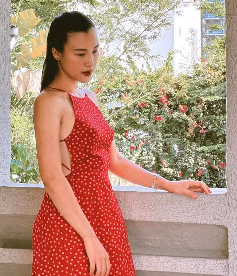 Cô ngày càng tự tin thử sức với những thiết kế táo bạo, tôn lên đường cong quyến rũ.