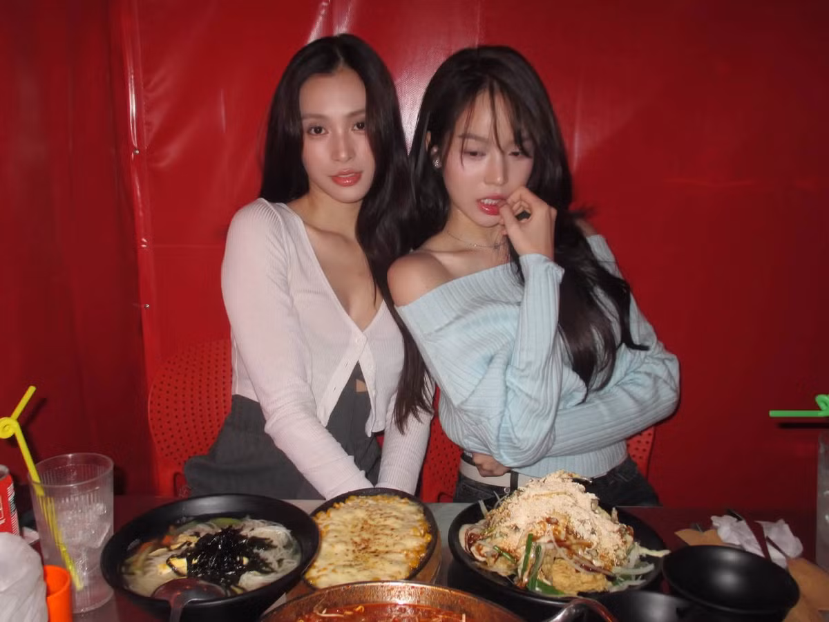 Không chỉ sở hữu gương mặt đẹp, cả hai nàng hậu còn ghi điểm với vóc dáng cân đối và phong cách thời trang ngày càng gợi cảm. Ảnh: FB Trần Tiểu Vy