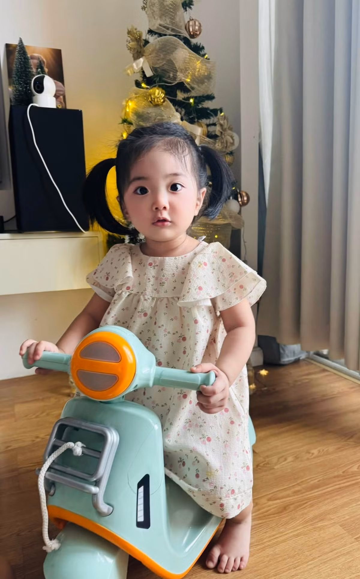 Con gái Khánh Thi - Phan Hiển biểu cảm đáng yêu khi ngồi trên "siêu xe". Ảnh: FB Nguyễn Đoàn Phan Hiển