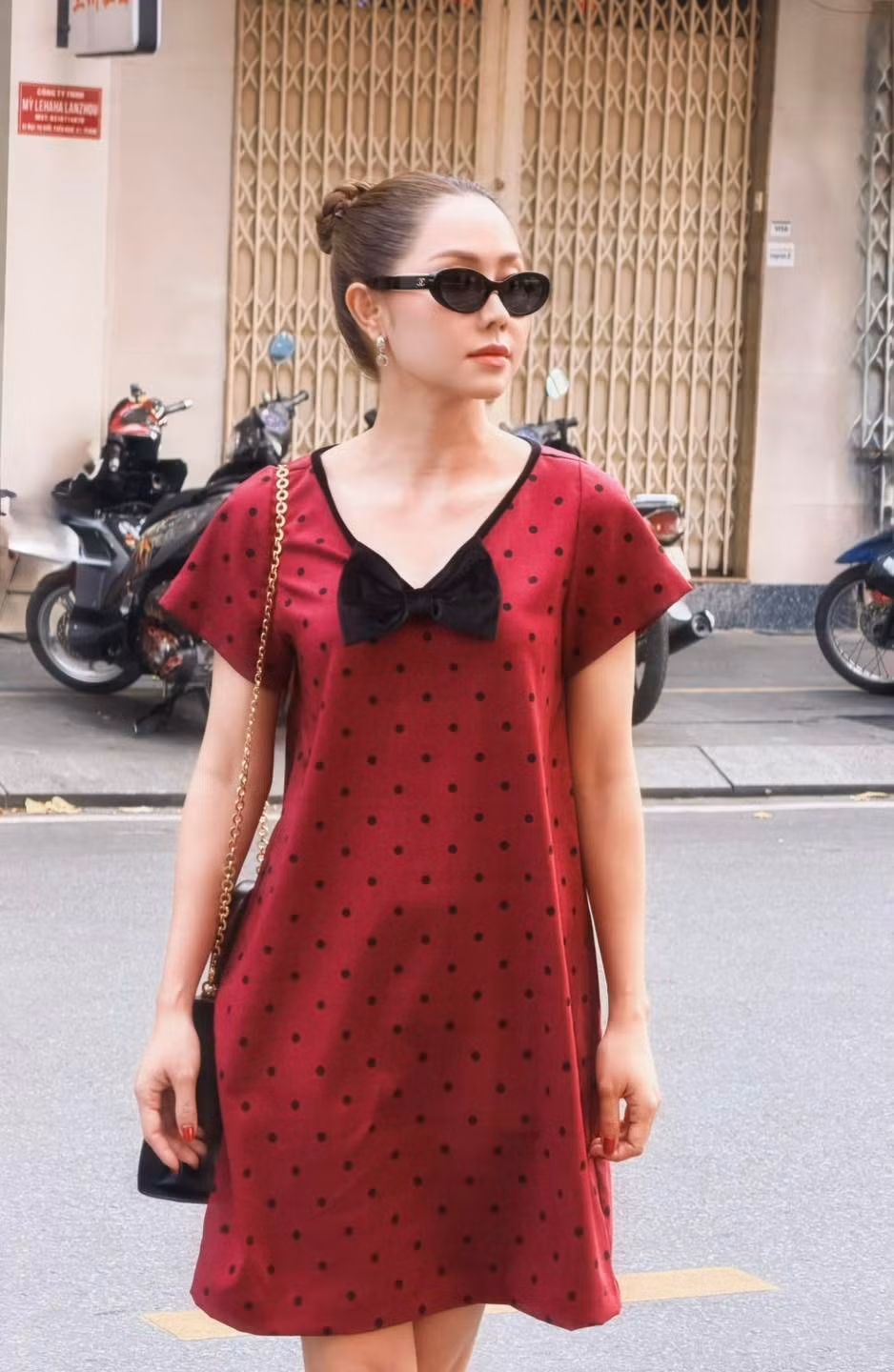 Diễn viên Tường Vi diện váy đỏ dạo phố. Ảnh: FB Tường Vi