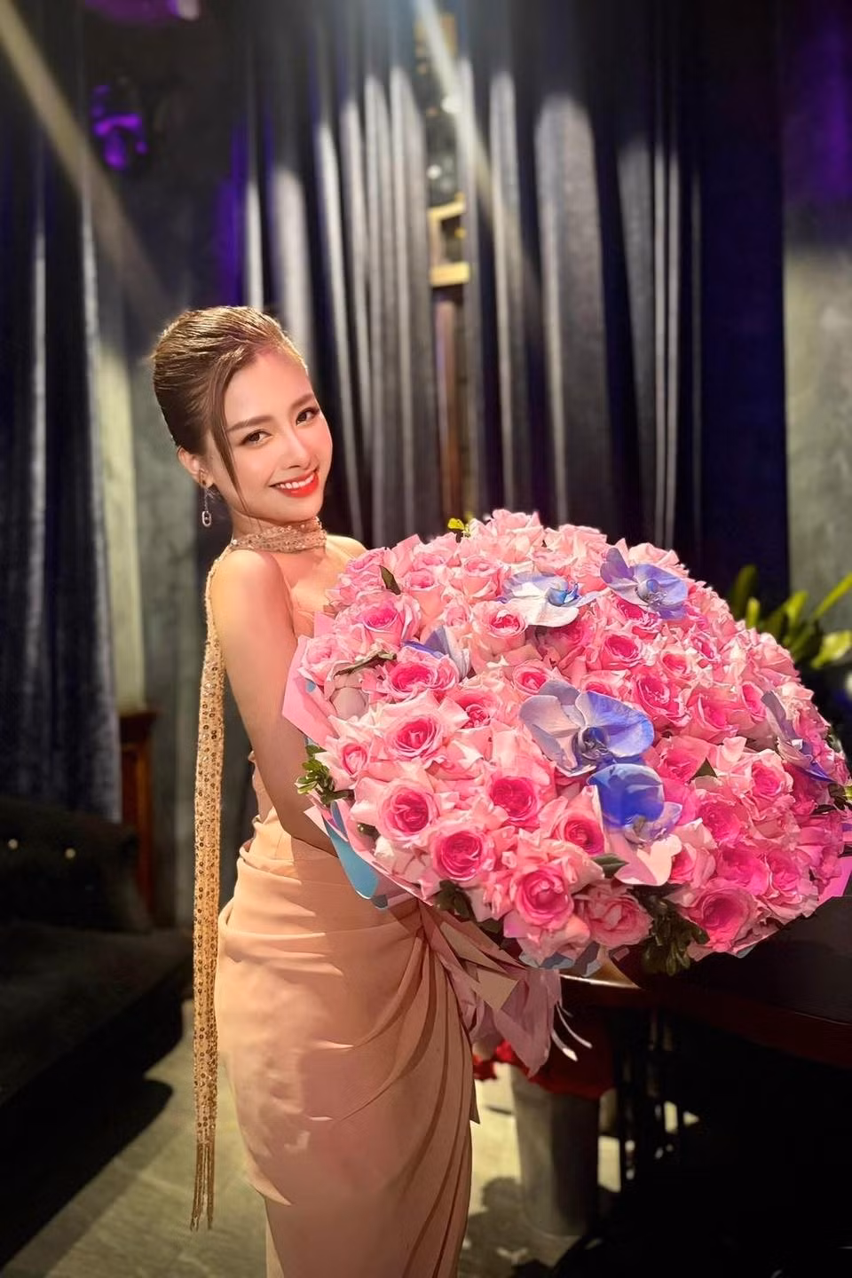 Dương Hoàng Yến sinh năm 1991, quê ở Hà Nội, được biết đến qua cuộc thi Sao mai điểm hẹn 2008, The Voice 2013. Cô từng được các nhạc sĩ như Dương Thụ, Quốc Trung đánh giá có chất giọng soprano khỏe, kỹ thuật tốt.