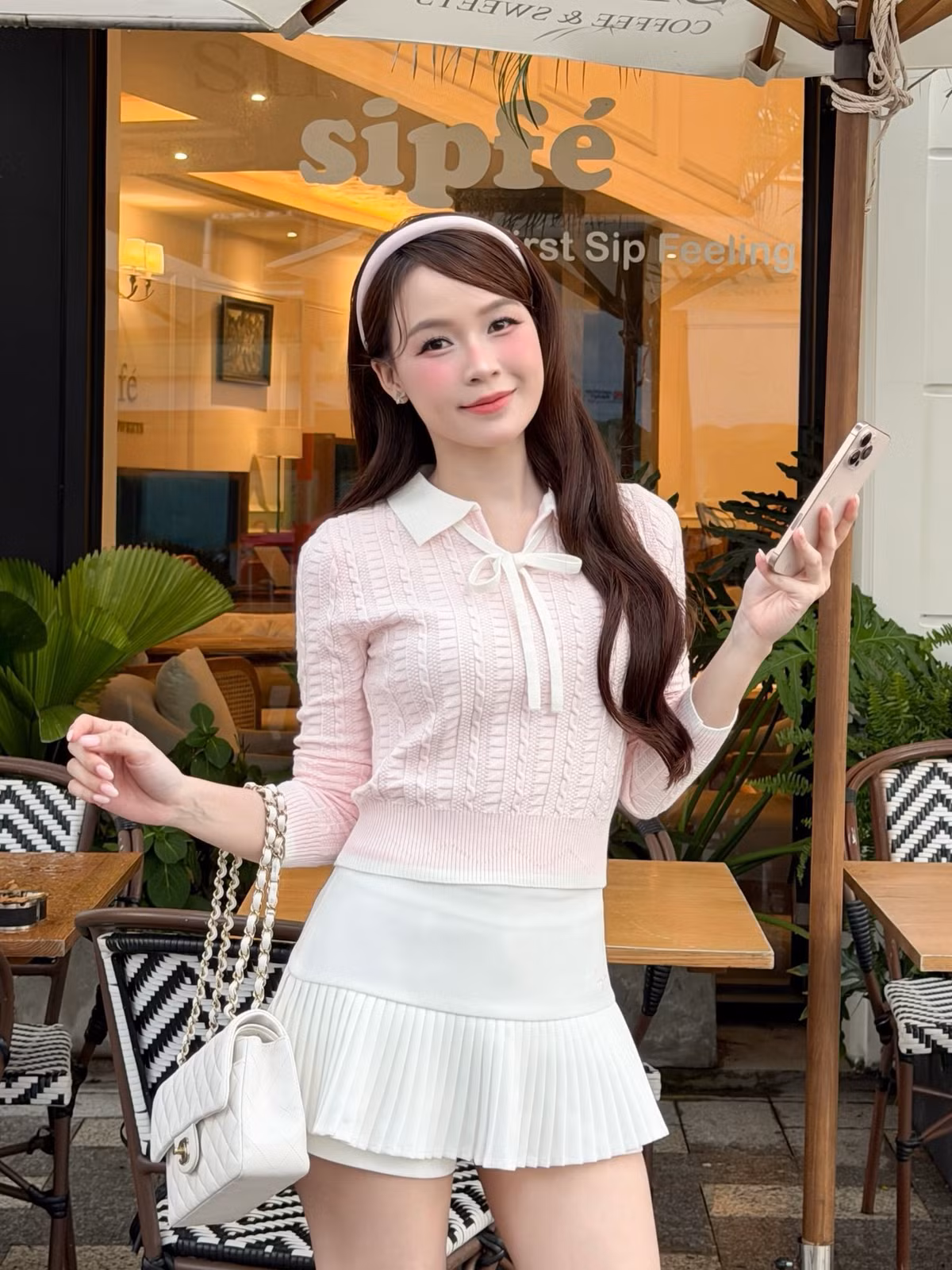 Cô ưu tiên những item trẻ trung, năng động như váy suông, áo croptop, quần jeans hay những thiết kế cách điệu ngọt ngào, tôn lên vẻ nữ tính mà vẫn phù hợp với vai trò mới của mình.