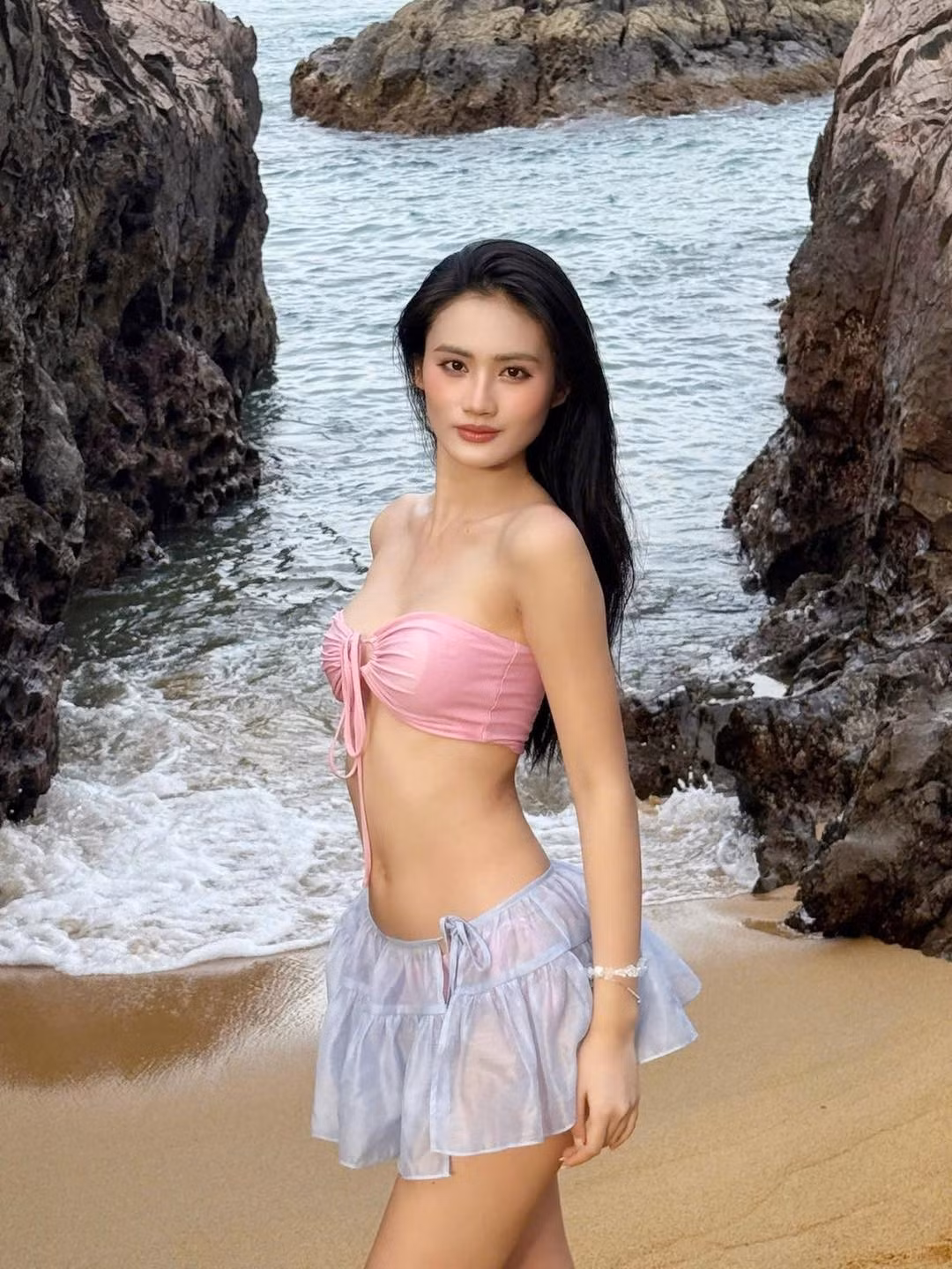 Tin tức sao Việt 14/7: Hoa hậu Ý Nhi khoe dáng trước biển với bikini thiết kế độc đáo. Ảnh: FB Huỳnh Trần Ý Nhi