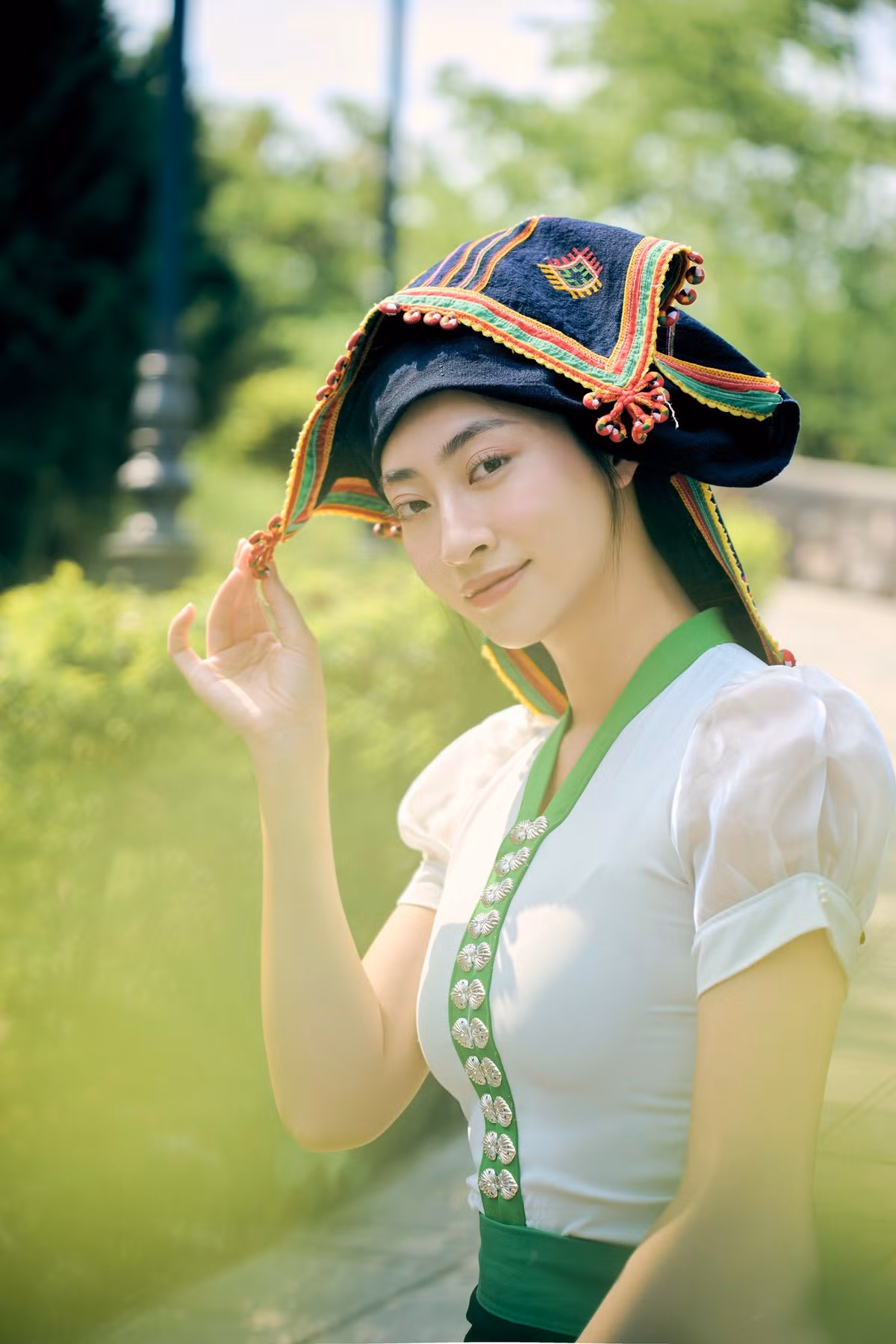 Lương Thùy Linh lần đầu có dịp hóa thân cô gái dân tộc Thái xinh đẹp khi lên Điện Biên. Ảnh: FB Lương Thùy Linh