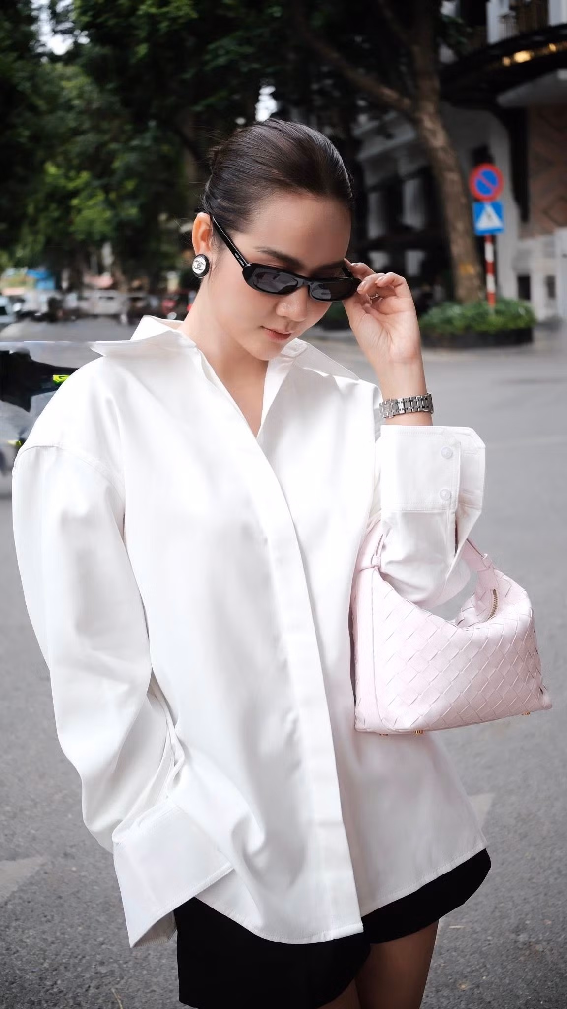 Diễn viên Huyền Lizzie xuống phố tận hưởng không khí mùa thu Hà Nội. Ảnh: FB Phan Minh Huyền