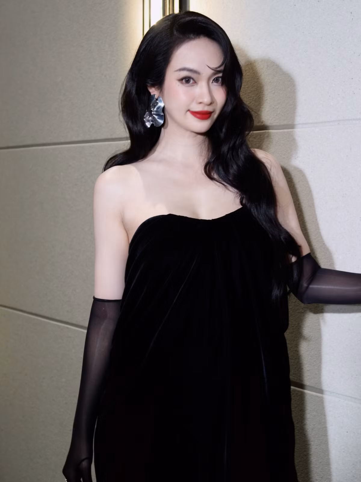 Hình ảnh Vũ Thúy Quỳnh trong những tháng cuối thai kỳ vì thế nhận được nhiều sự quan tâm. Vẫn giữ nét đẹp của một Á hậu 2 Miss Universe Vietnam 2024, cô mang đến hình ảnh mềm mại và nữ tính hơn khi xuất hiện với bụng bầu lớn. Ảnh: FB Vũ Thuý Quỳnh