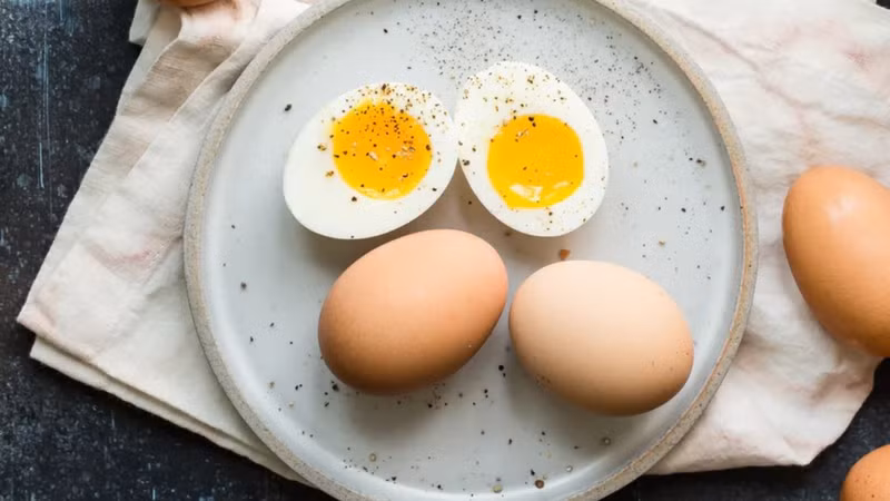 Trứng cung cấp protein chất lượng cao cùng nhiều dưỡng chất cần thiết, trong khi lượng carbohydrate rất thấp. Khi kết hợp trứng với rau không tinh bột, bữa ăn có thể giúp no lâu hơn và hạn chế việc lựa chọn các món giàu tinh bột hoặc đường. Người tiểu đường nên ưu tiên cách chế biến như luộc, hấp thay vì chiên cùng nhiều dầu mỡ. Ảnh: Nhà thuốc Long Châu