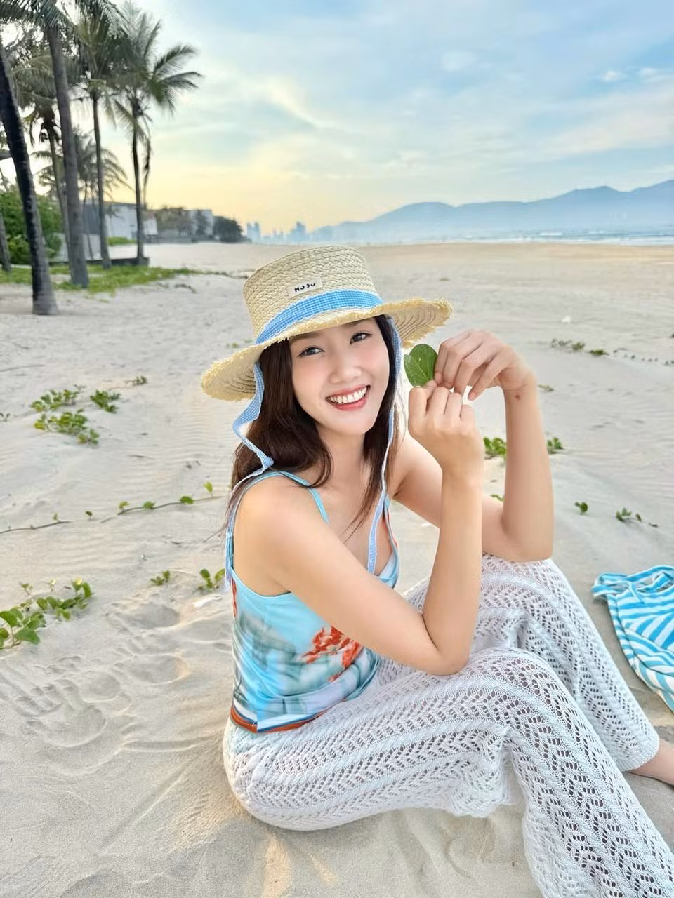 Diễn viên Thuý Ngân ngồi chơi bên bờ biển. Ảnh: FB Lê Huỳnh Thuý Ngân