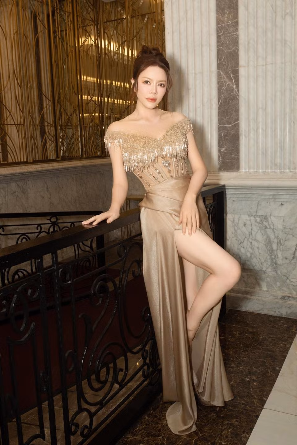 Thân hình đầy đặn, vòng một căng tràn và thần thái kiêu kỳ giúp cô nổi bật giữa dàn mỹ nhân trẻ tuổi. Ảnh: FB Ly Nha Ky - Artist