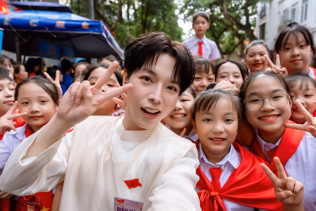 Ca sĩ Đức Phúc phấn khích: "Yêu lắm cái không khí này! Việt Nam tôi đẹp lắm, tự hào lắm". Ảnh: FB Đức Phúc