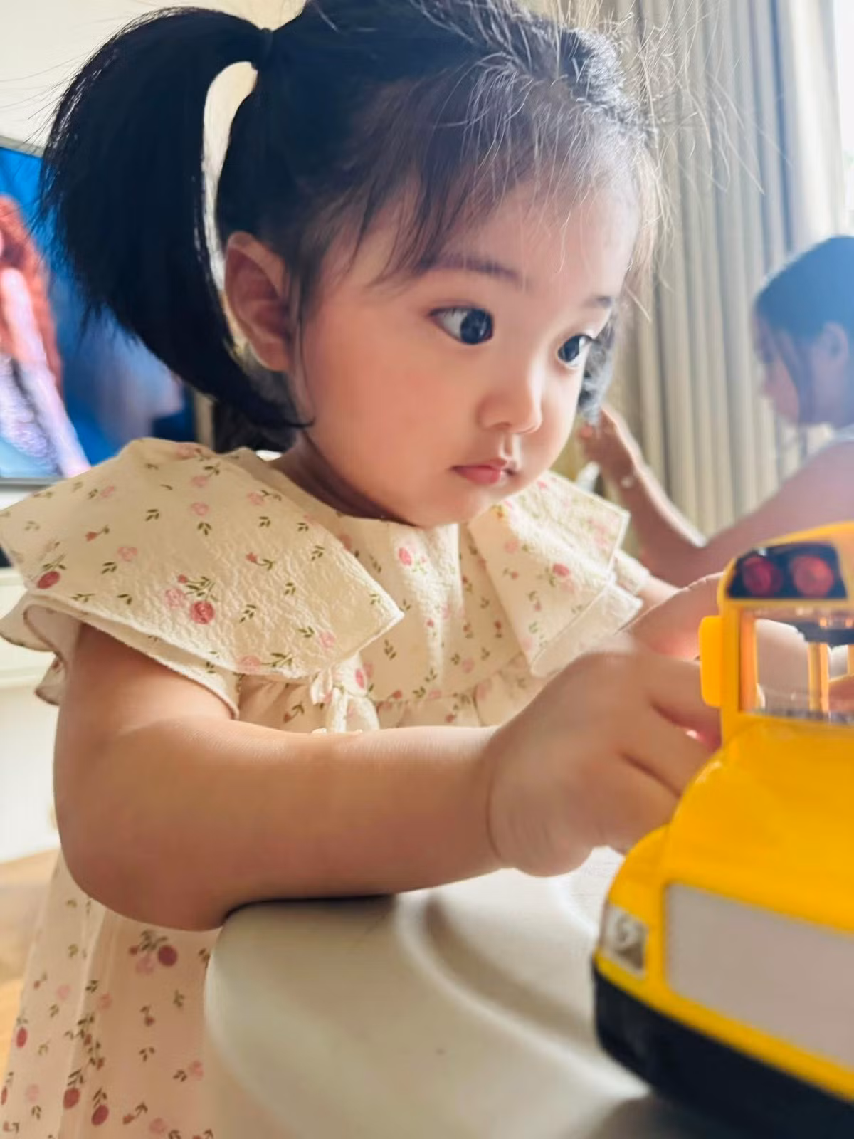 Cô bé thừa hưởng nhiều nét đẹp của cả bố lẫn mẹ, đặc biệt là gen nghệ thuật nổi trội.