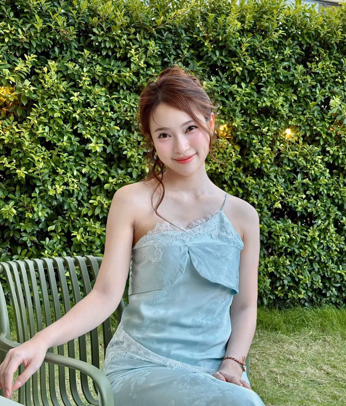 Một trong những điểm tạo nên sức hút của Khánh Vy là thần thái nhẹ nhàng và tự nhiên. Làn da sáng, gương mặt thanh tú cùng đôi mắt có chiều sâu giúp nữ MC dễ dàng nổi bật trong từng khung hình. Ảnh: FB Khánh Vy