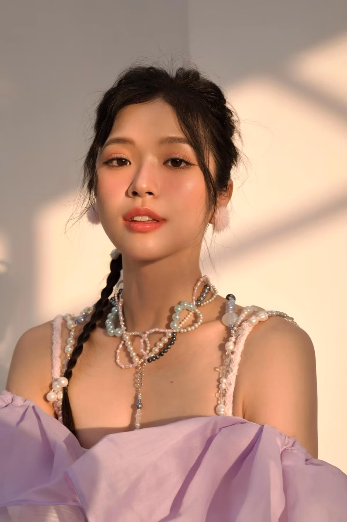 Mỗi lần xuất hiện, nụ cười tỏa rạng rỡ cùng làn da trắng sáng và đôi mắt sáng bừng giúp cô nhận được nhiều cảm tình của khán giả.