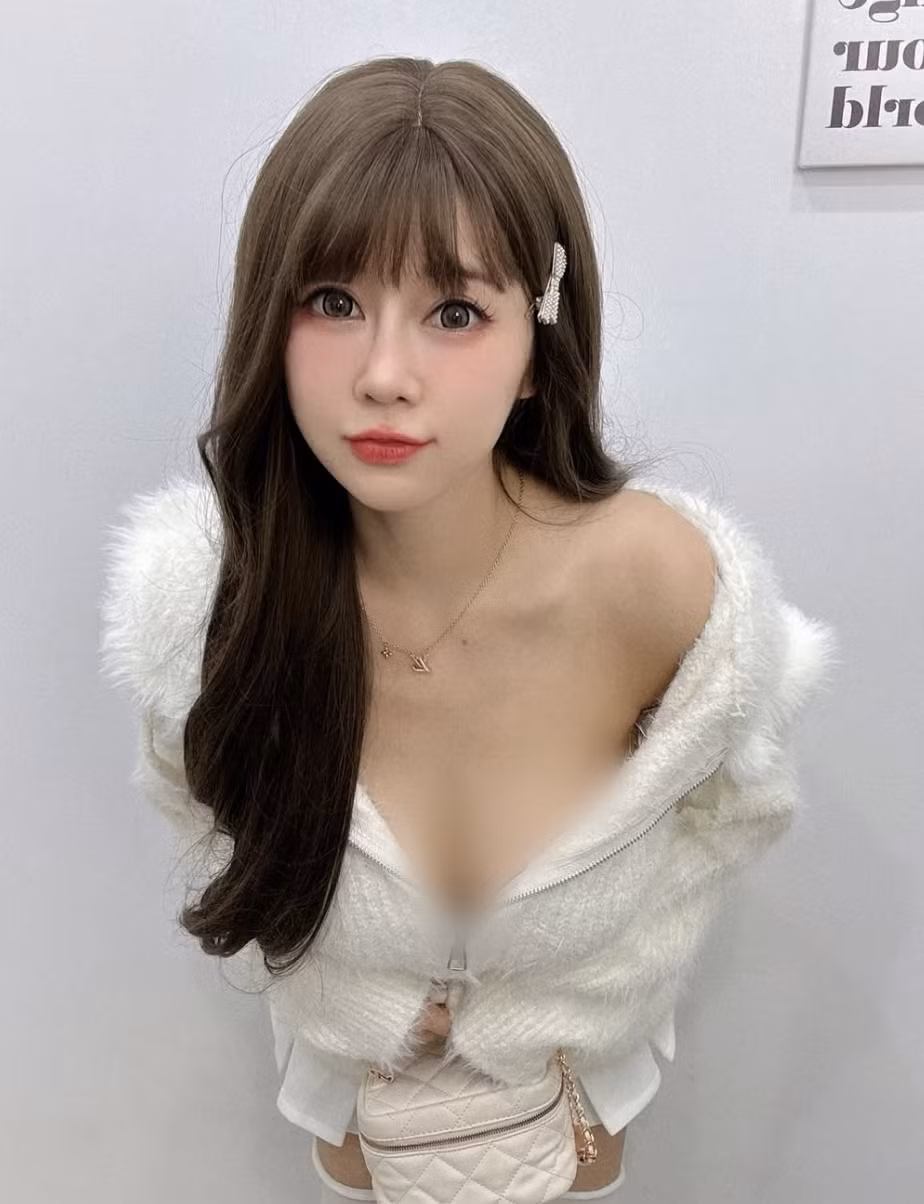 Thiết kế áo len kín đáo cũng được An Hi kéo sâu xuống, cố tình để lộ thềm ngực táo bạo.