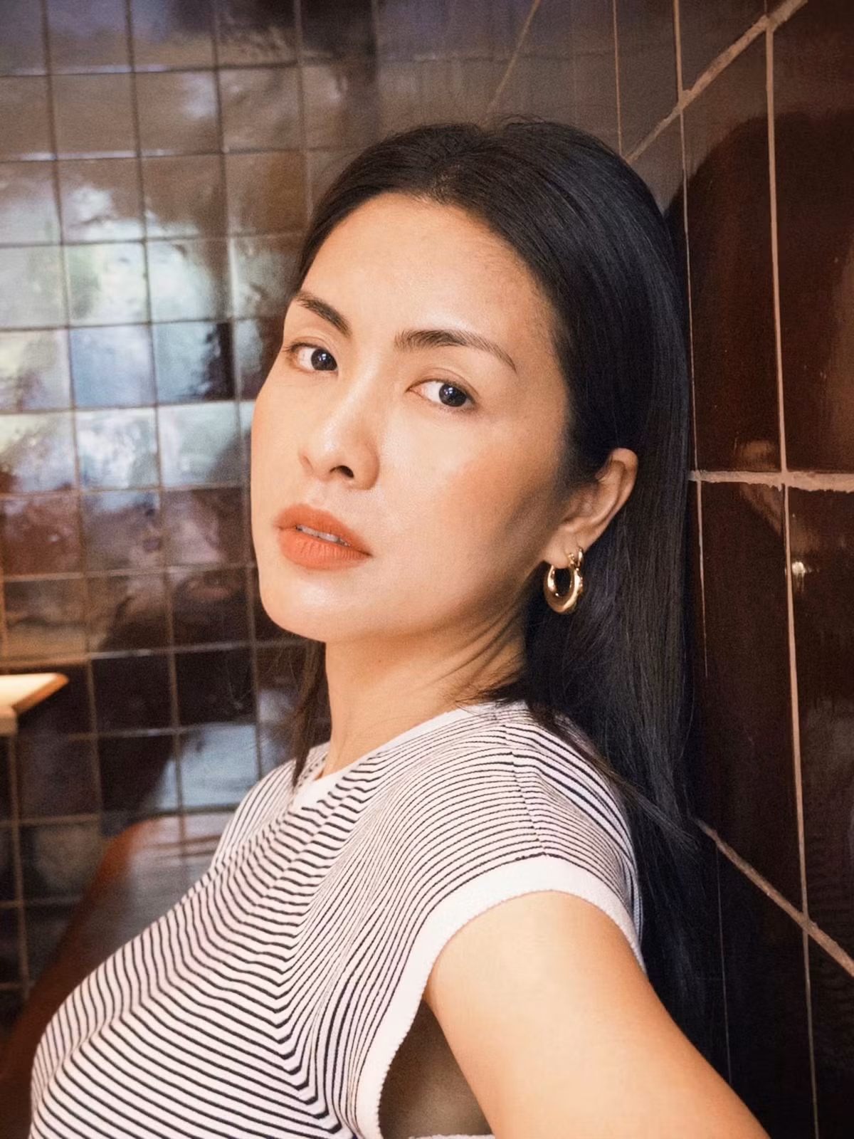 Ở tuổi 40, nữ diễn viên vẫn duy trì vóc dáng mảnh mai, gương mặt trẻ trung cùng phong cách thời trang thanh lịch quen thuộc. Không ít khán giả dành lời khen cho nhan sắc “không tuổi” của Hà Tăng khi cô xuất hiện với diện mạo giản dị nhưng vẫn nổi bật.