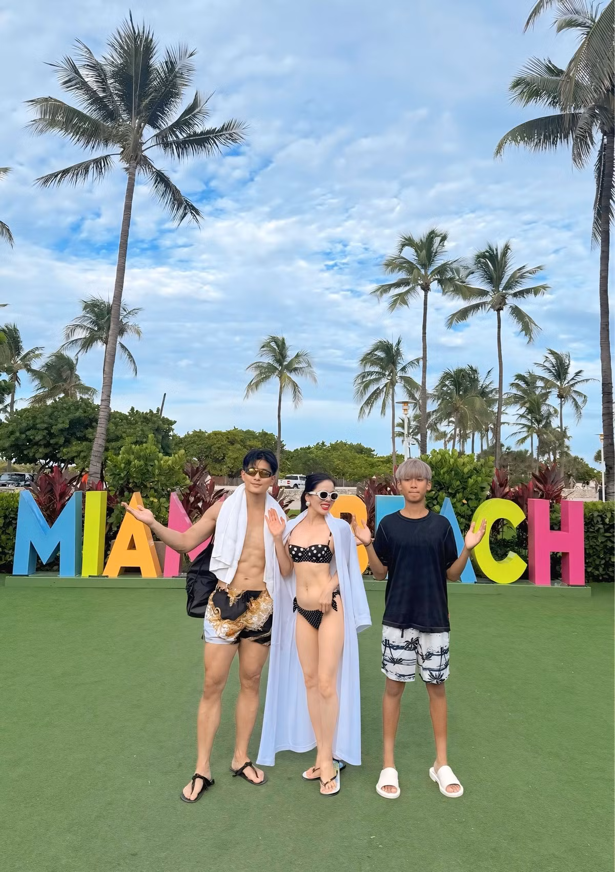 Lệ Quyên cùng người yêu và con trai tắm biển ở Miami, bang Florida. Ảnh: FB Lệ Quyên