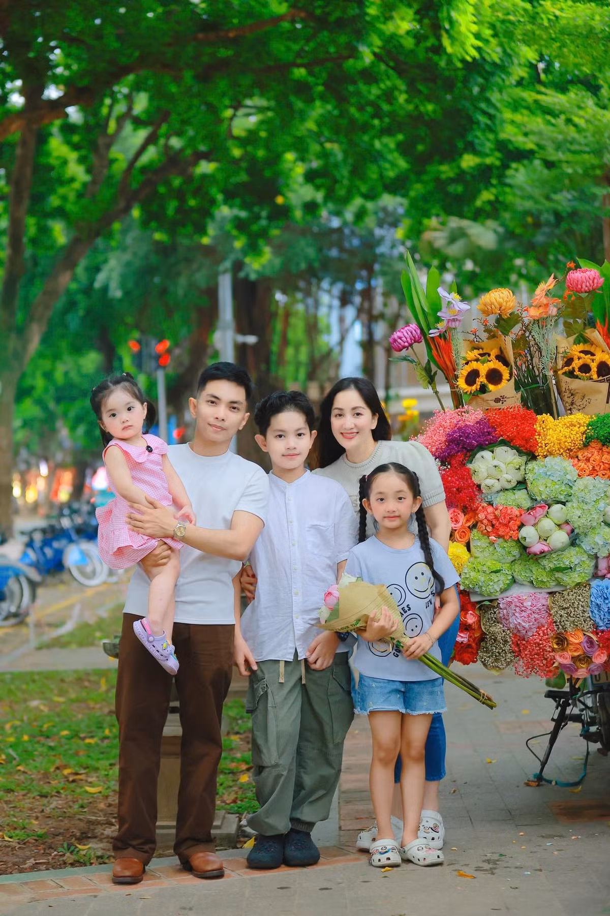 Từ nhỏ, Lisa đã thể hiện khả năng cảm thụ âm nhạc tốt, yêu thích nhảy múa và thường xuyên xuất hiện trong các đoạn clip vui nhộn cùng gia đình.