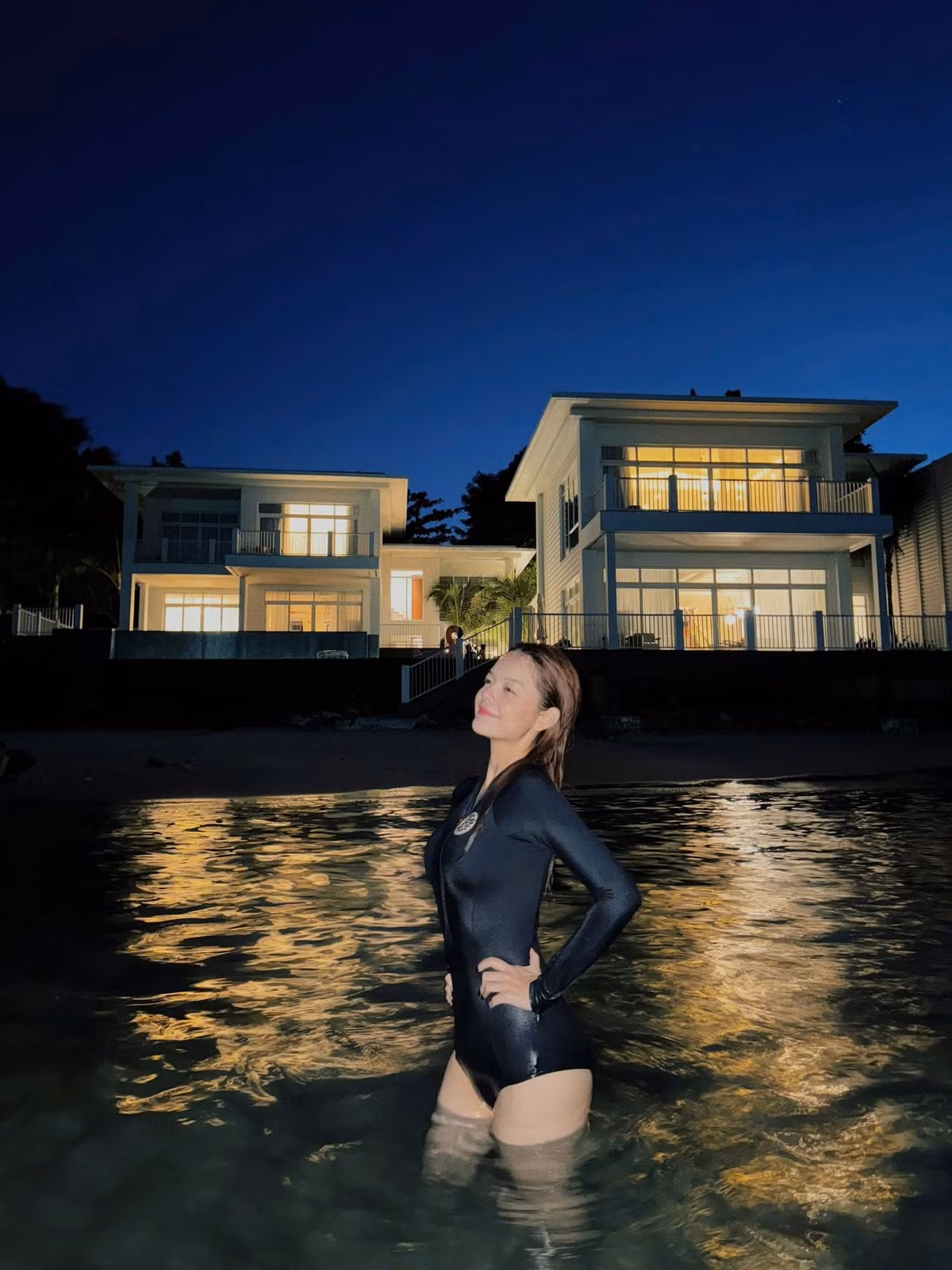 Không chọn những kiểu bikini cắt xẻ táo bạo, Phạm Quỳnh Anh vẫn khéo léo khoe sự quyến rũ một cách tinh tế. Ảnh: FB Phạm Quỳnh Anh