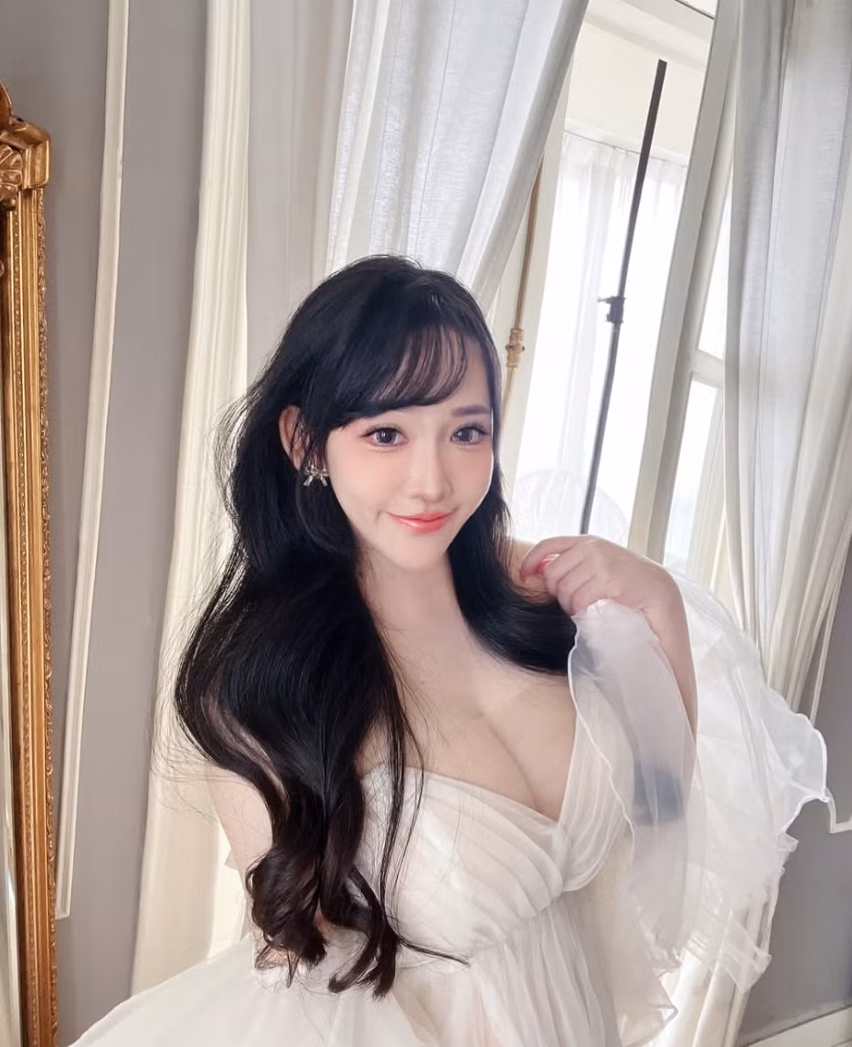 Khi về nhà nữ y tá này lại chuộng những trang phục cắt xẻ táo bạo, thậm chí gây tranh cãi với mốt "thả rông", không nội y.