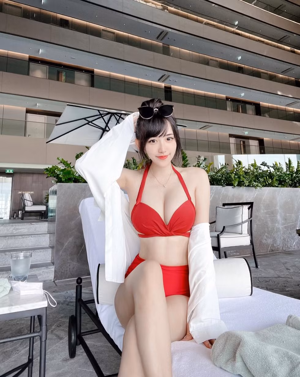 Tuy nhiên, cũng có một số ý kiến trái chiều cho rằng phong cách thời trang của Elle không phù hợp với hình ảnh một nhân viên y tế.