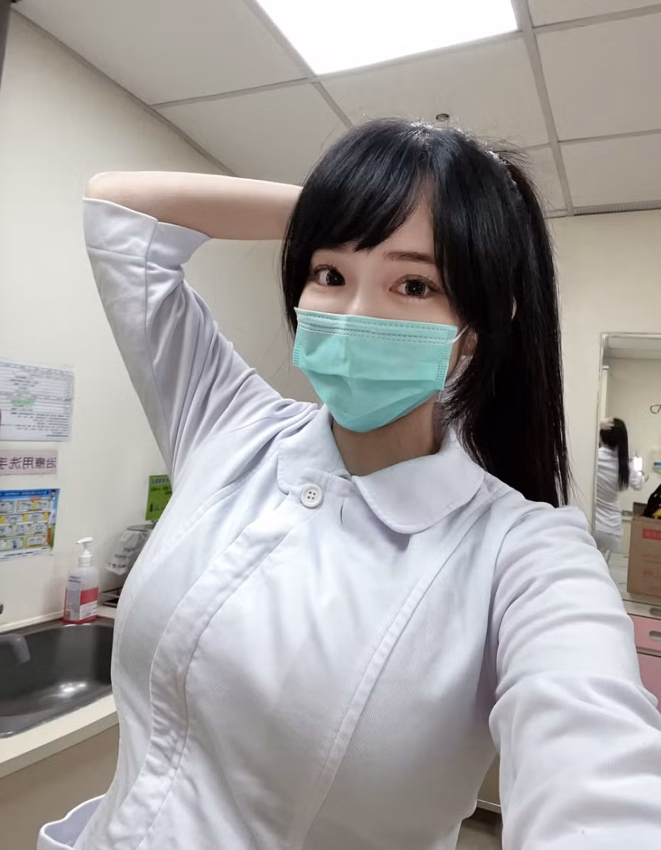 Ngoài thân phận người nổi tiếng mạng, Elle còn là một y tá, chính vì vậy, cô nàng được mệnh danh là nữ y tá xinh đẹp nhất Đài Loan.
