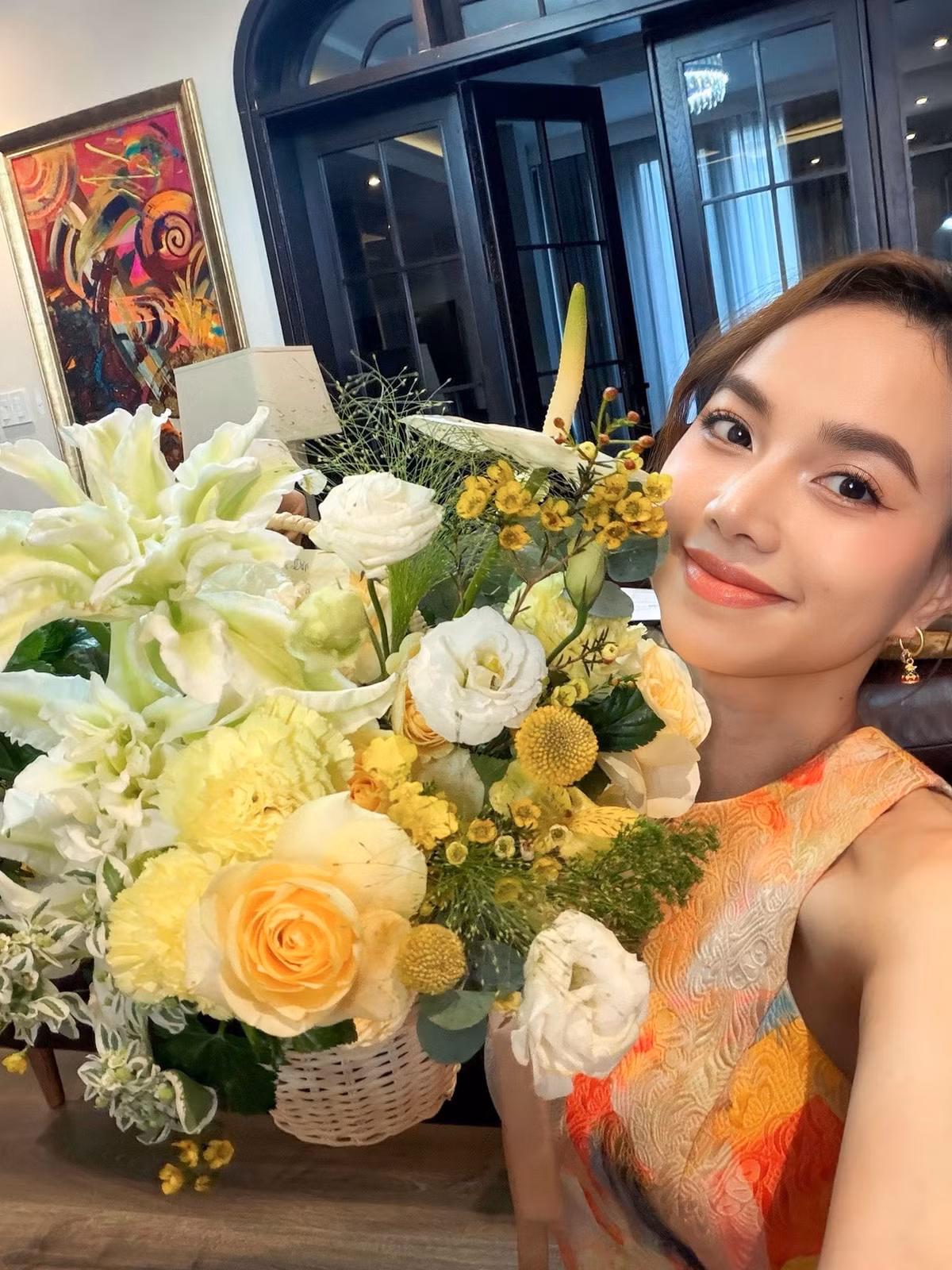 Đinh Ngọc Diệp sinh năm 1984, bước chân vào làng giải trí sau khi giành ngôi vị cao nhất của cuộc thi Hoa khôi Tây Đô năm 2004.