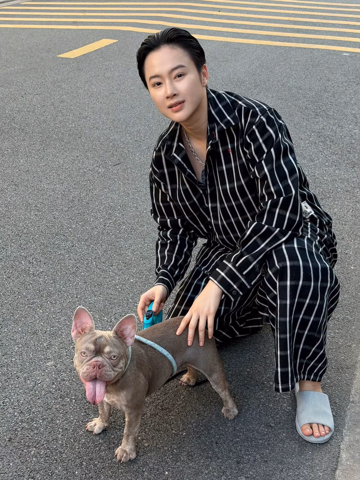 Angela Phương Trinh từng là một trong những gương mặt nổi bật của màn ảnh Việt. Cô tên thật là Lê Ngọc Phương Trinh, sinh năm 1995 tại TP HCM, gia nhập làng giải trí từ khi còn nhỏ và được khán giả biết đến qua các bộ phim như: Kính vạn hoa, Mùi ngò gai, Bà mẹ nhí... Khả năng diễn xuất giúp cô từng được gọi là "thần đồng diễn xuất". Ảnh: Fb Angela Phương Trinh