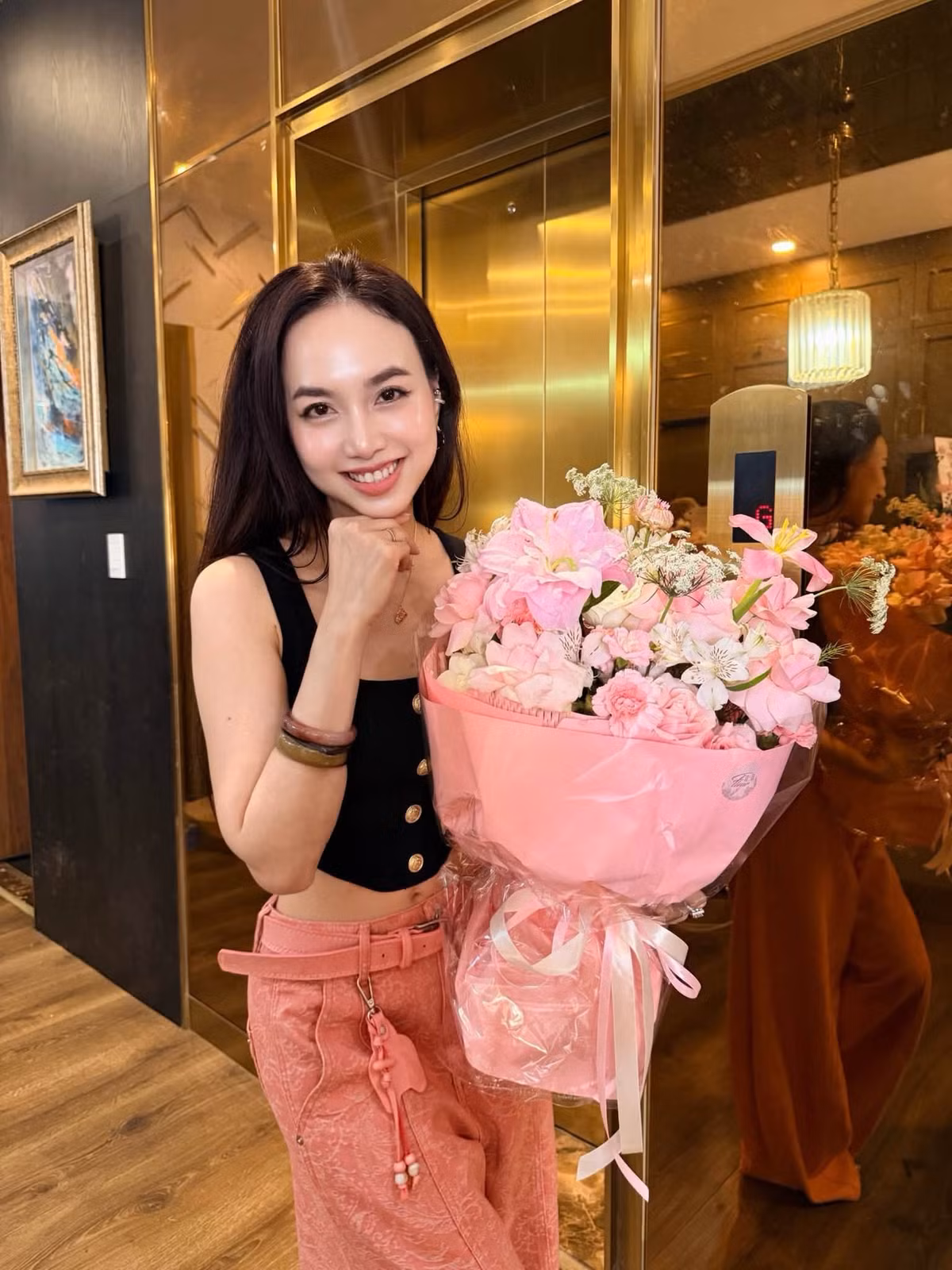Dù không thường xuyên xuất hiện trước công chúng với tần suất dày đặc, cô vẫn nhận được sự quan tâm nhờ những khoảnh khắc đời thường và hình ảnh gia đình ấm áp.. Ảnh: FB Dinh Ngoc Diep