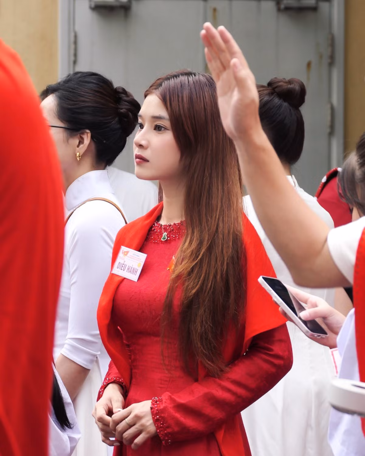 Hoàng Yến Chibi chọn áo dài đỏ đính đá phần cổ và tay tham gia diễu hành A80. Ảnh: FB Hoàng Yến Chibi