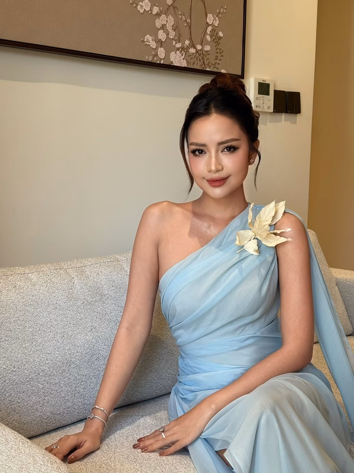 Hoa hậu Ngọc Châu trong chuyến công tác tại Thủ đô. Ảnh: FB Nguyễn Thị Ngọc Châu