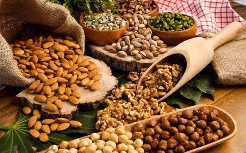 Yến mạch, gạo lứt, lúa mạch và các loại ngũ cốc nguyên hạt cung cấp carbohydrate phức hợp, giúp não bộ có nguồn năng lượng ổn định. Chúng cũng giàu vitamin nhóm B, hỗ trợ hoạt động của hệ thần kinh. Ảnh: Bách hoá Xanh