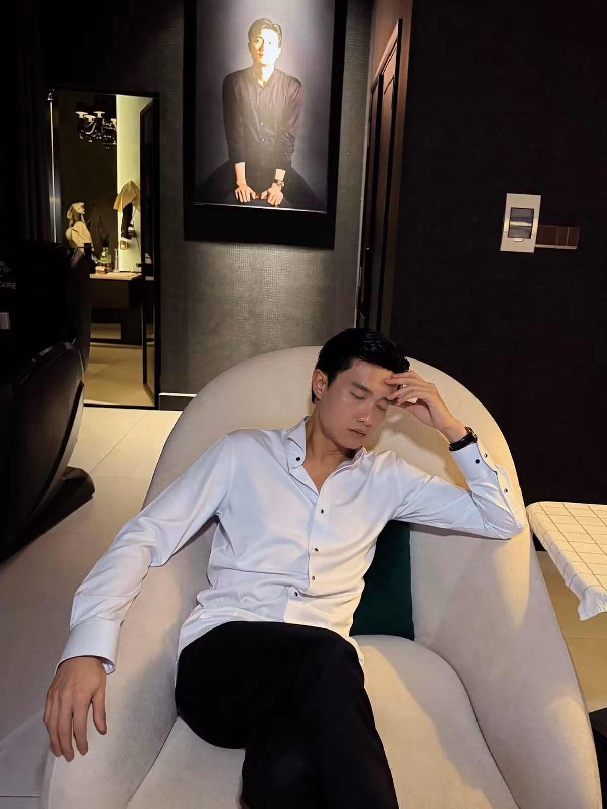 Gương mặt nam tính, nụ cười rạng rỡ cùng thần thái tự tin giúp Quốc Trường luôn nổi bật mỗi khi xuất hiện.