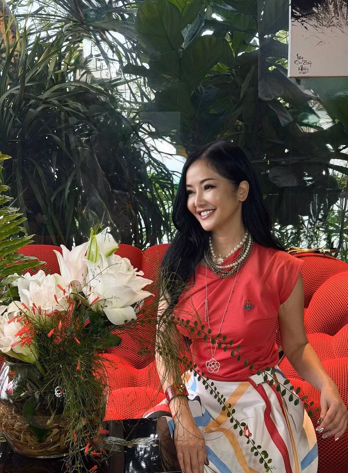 Không ít người nhận xét rằng thần sắc của nữ diva ngày càng trẻ trung, rạng rỡ hơn.