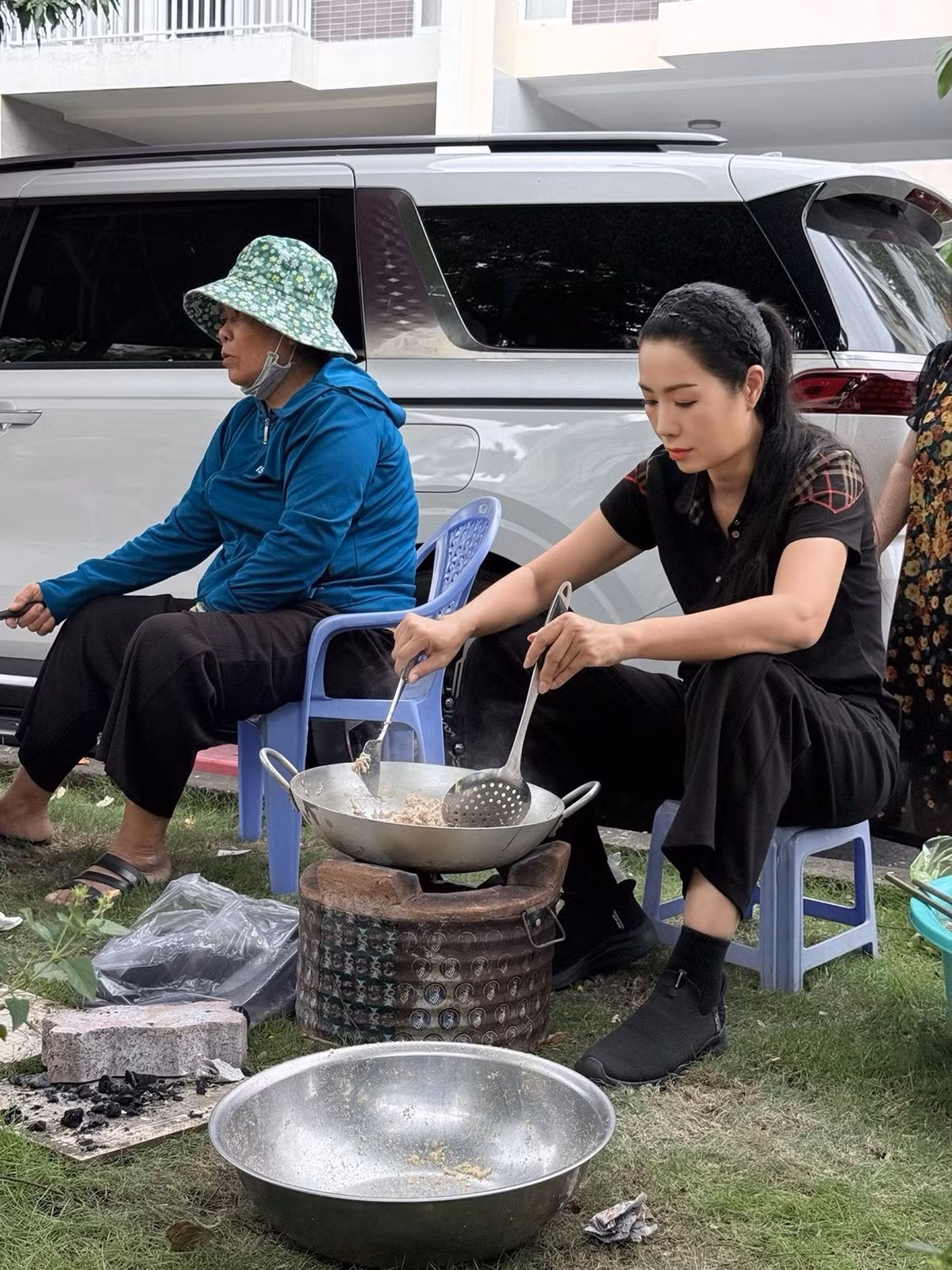 Tin tức sao Việt 27/11: NSND Trịnh Kim Chi tự tay làm ruốc gửi tặng đồng bào miền Trung. Ảnh: FB Trịnh Kim Chi