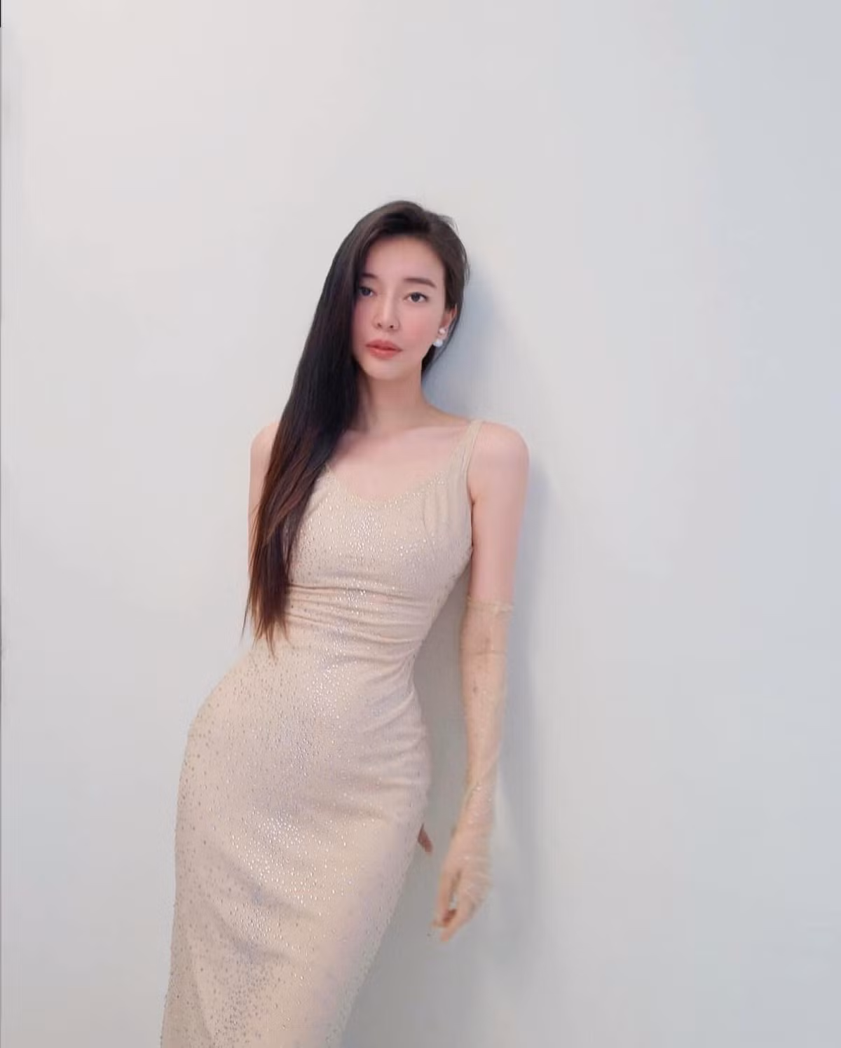 Nếu như trước đây, người đẹp 35 tuổi chuộng trang phục gợi cảm thì ở hiện tại, cô ưu tiên những thiết kế đơn giản nhưng không kém phần quyến rũ. Ảnh: FB Cao Thái Hà