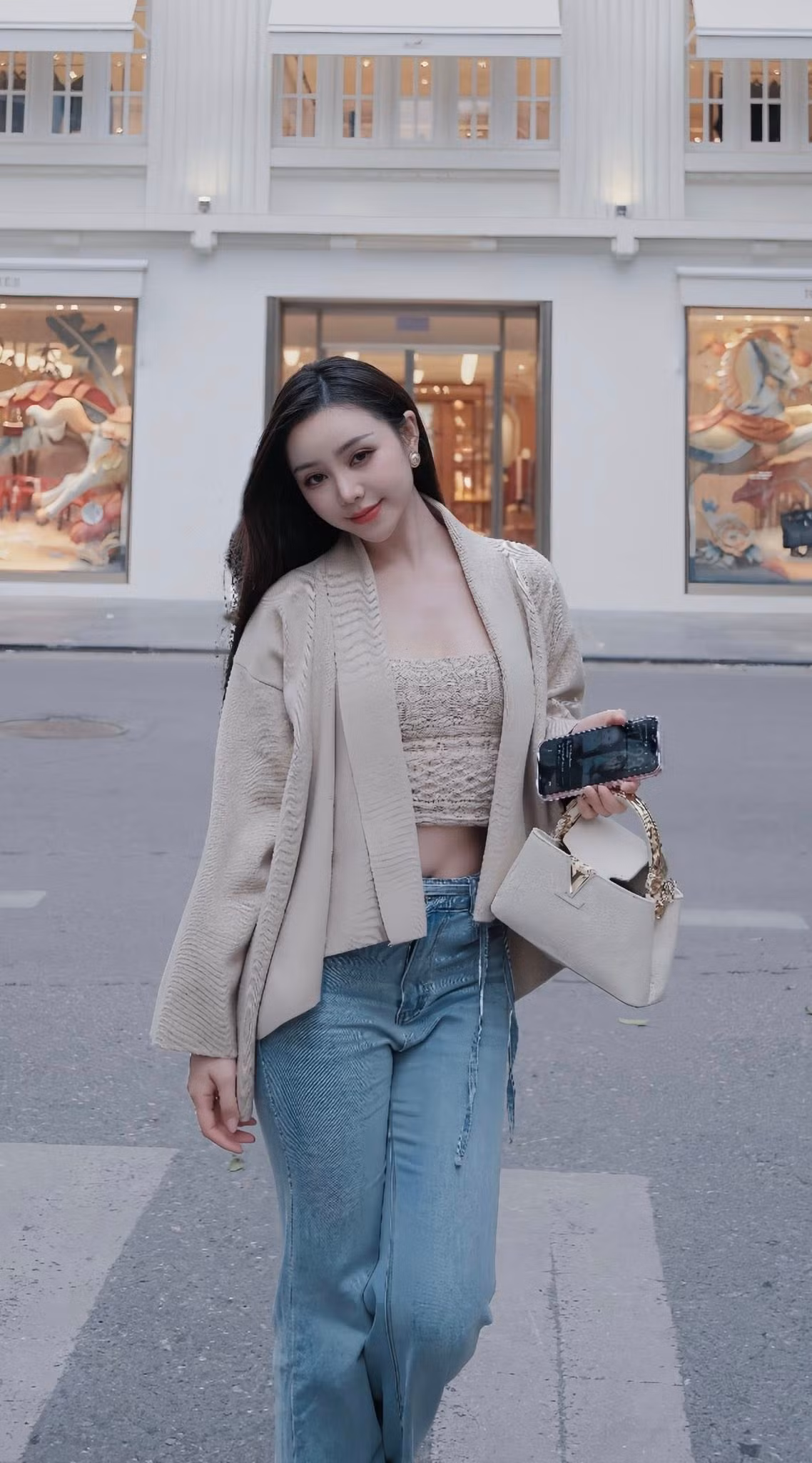 Cô không ngần ngại thử nghiệm những thiết kế táo bạo, khai thác triệt để lợi thế hình thể.
